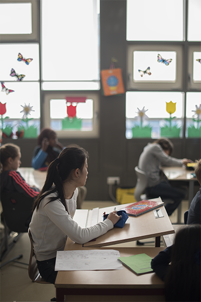 Mädchen im sonnenbeschienenen Klassenzimmer